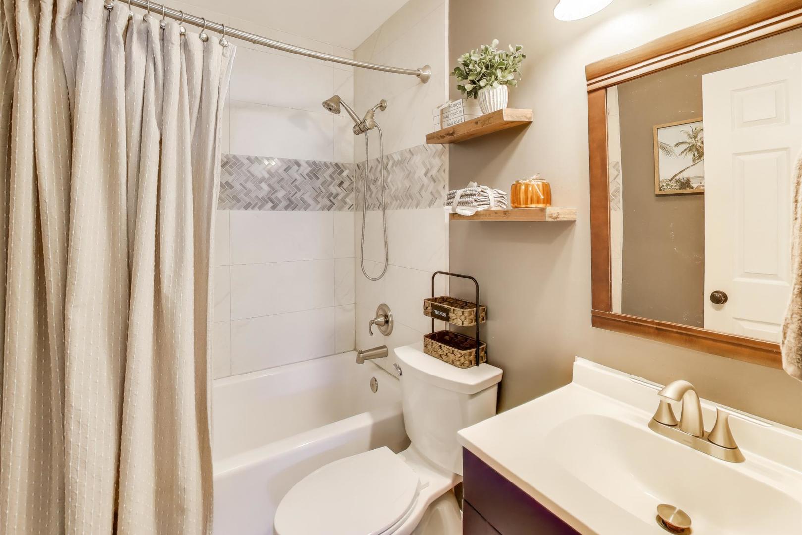 18323 W Woodland Terrace, Gurnee, IL 60031