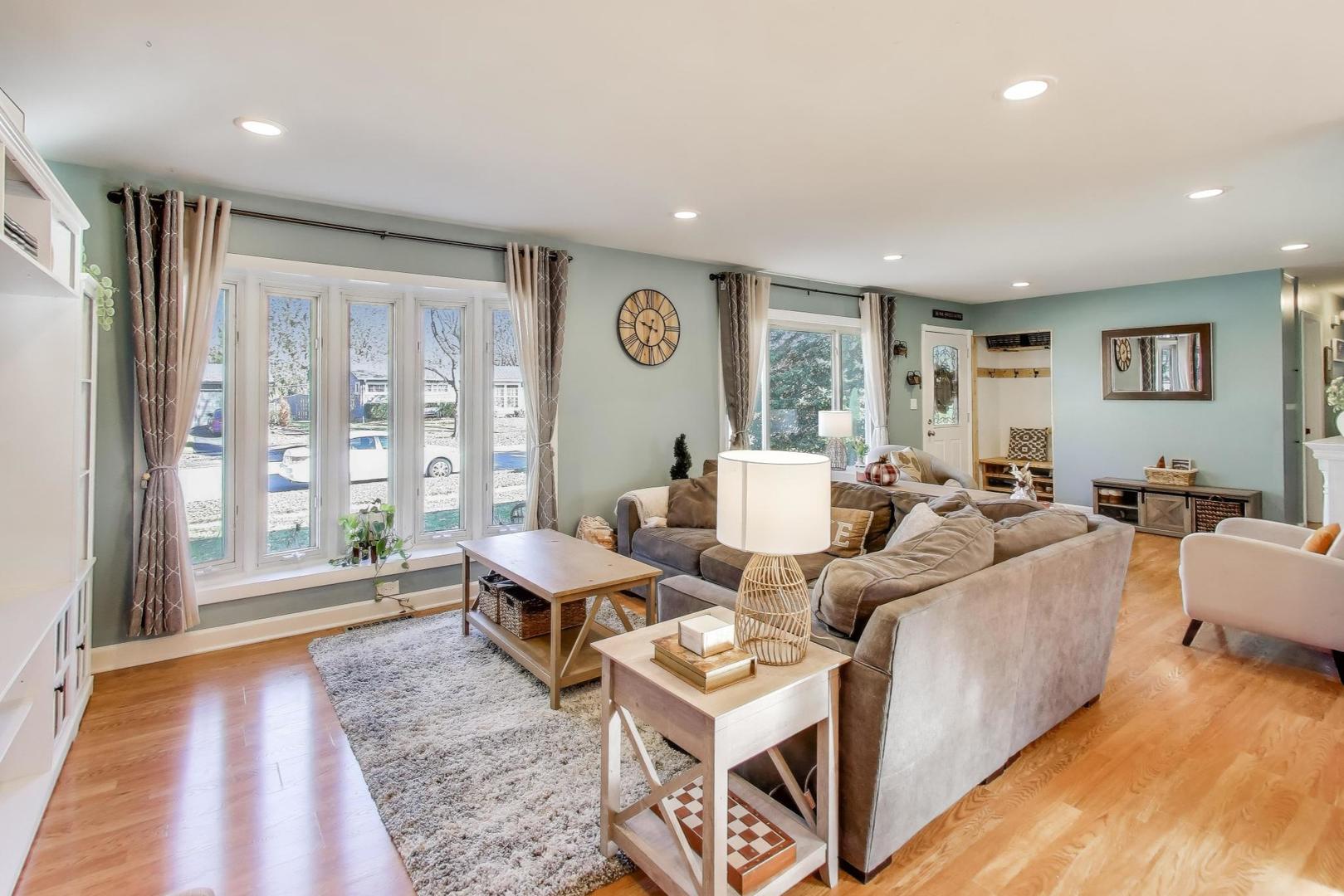 18323 W Woodland Terrace, Gurnee, IL 60031