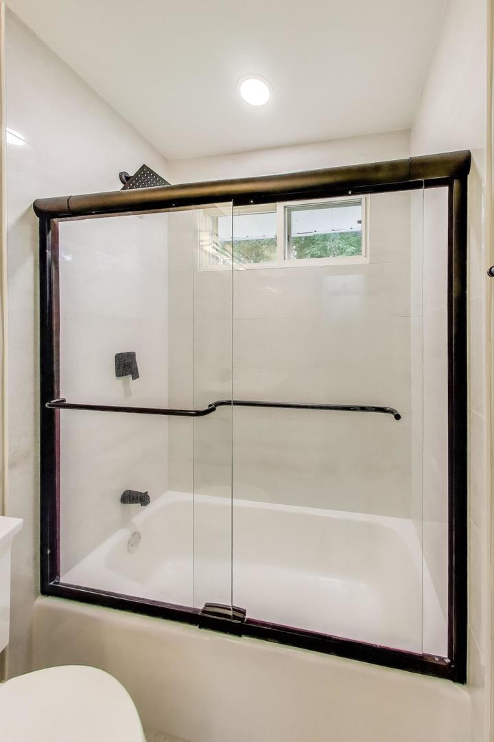 6915 Hawthorne Lane, Hanover Park, IL 60133