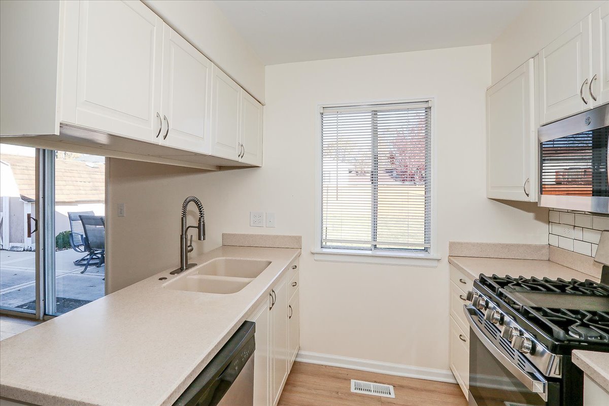 760 Longford Drive, Roselle, IL 60172