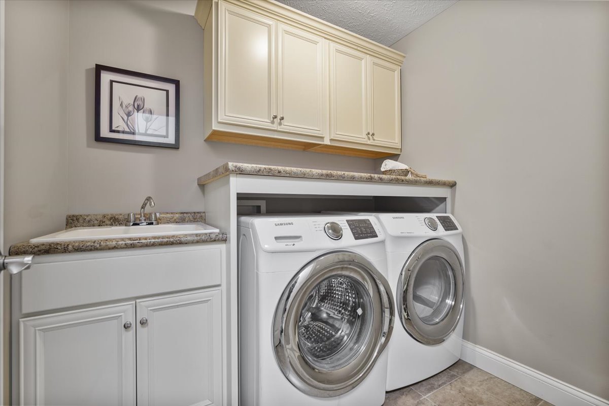 1525 Stoneroller Circle, Bloomington, IL 61705