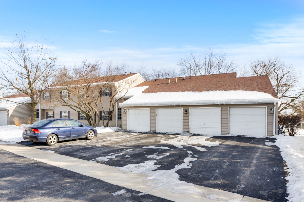 96 Gant Circle #C, Streamwood, IL 60107
