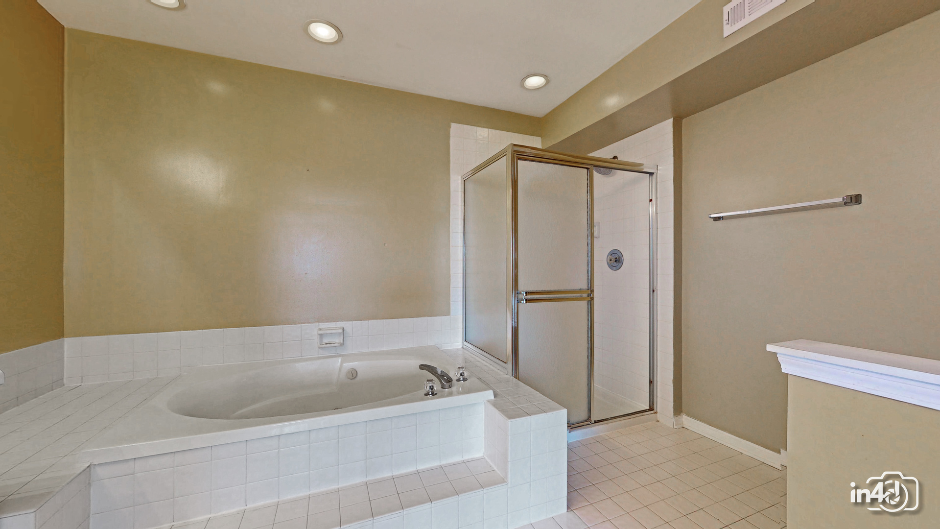 2450 Raleigh Court #2, Schaumburg, IL 60193