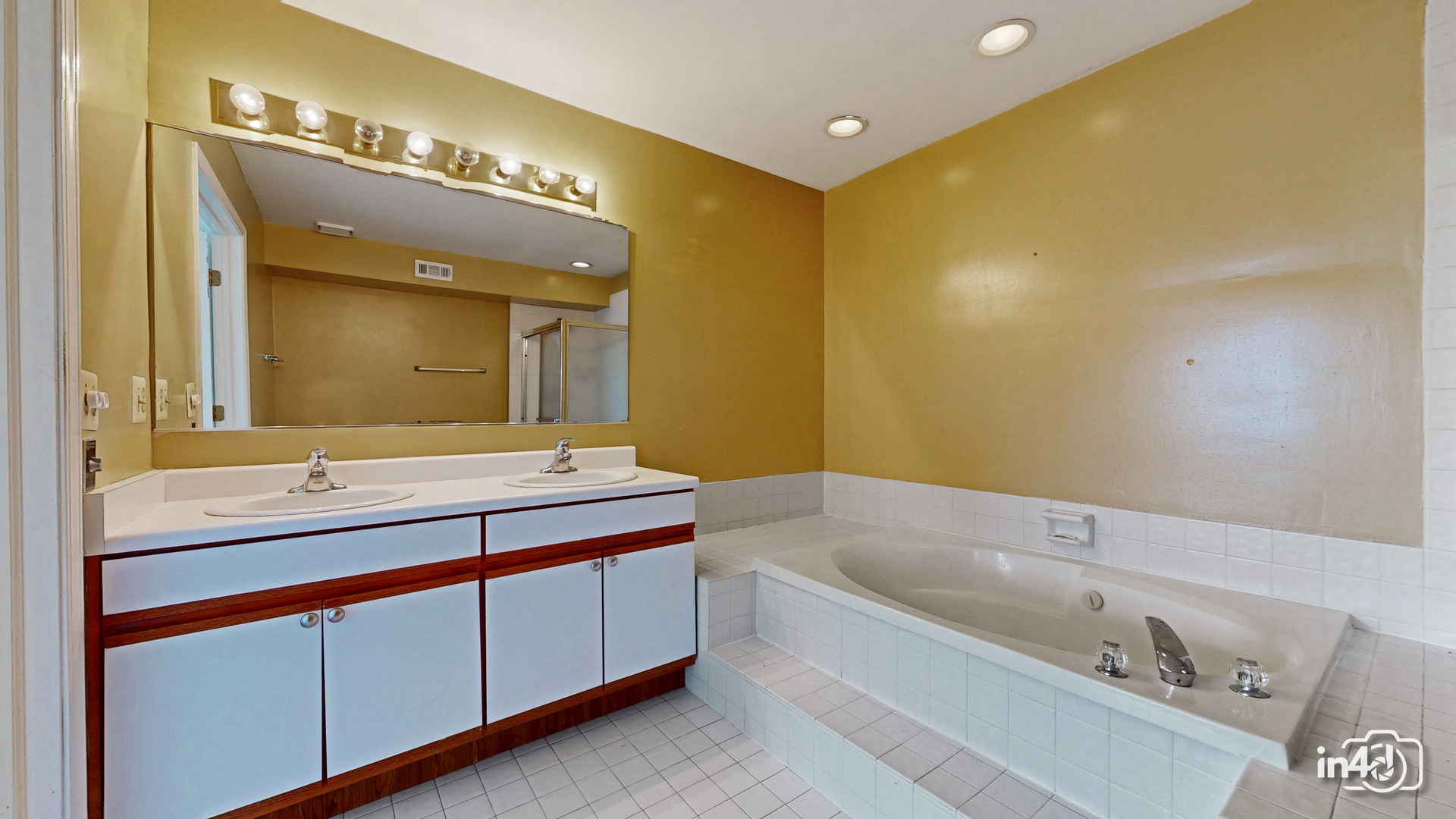 2450 Raleigh Court #2, Schaumburg, IL 60193