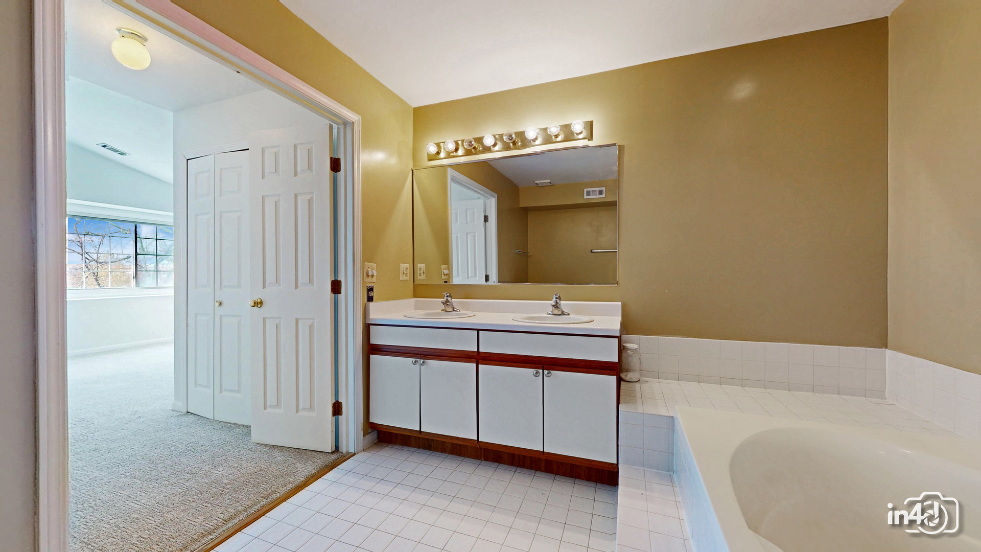 2450 Raleigh Court #2, Schaumburg, IL 60193