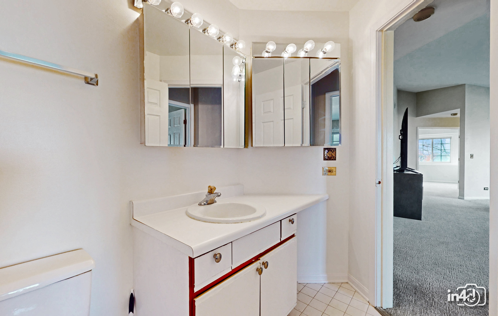 2450 Raleigh Court #2, Schaumburg, IL 60193