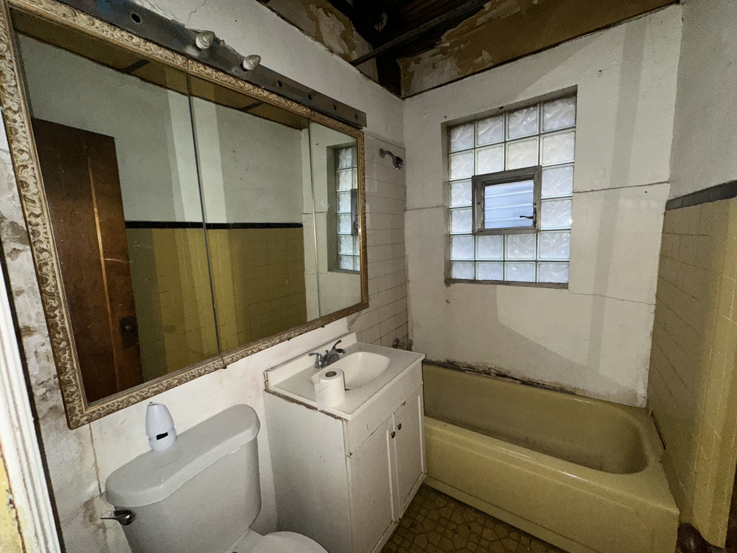 8039 S Ingleside Avenue, Chicago, IL 60619