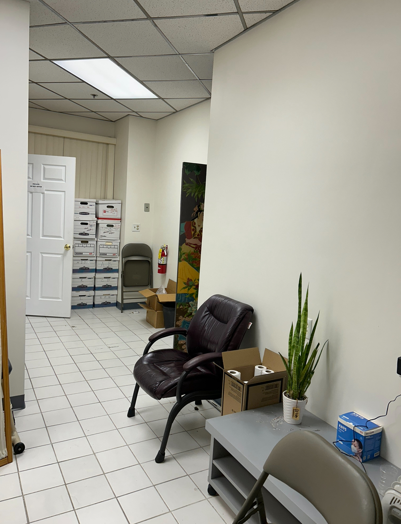 665 Pasquinelli Drive #207, Westmont, IL 60559