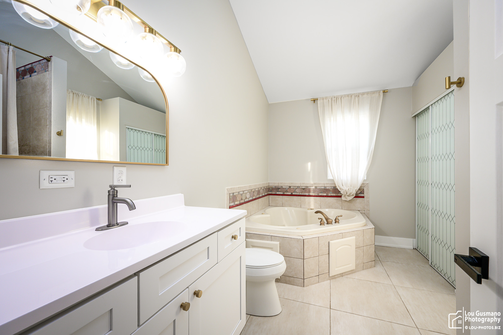 4023 1/2 N Grant Street, Westmont, IL 60559