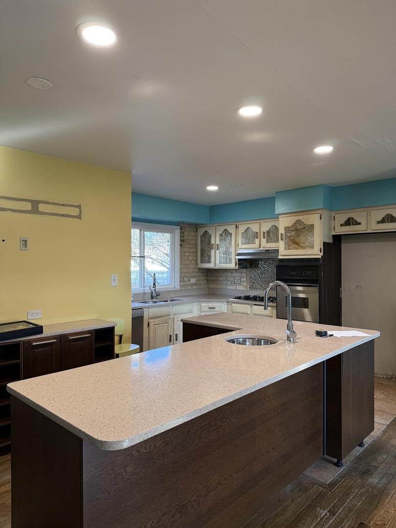 655 W Comstock Avenue, Elmhurst, IL 60126