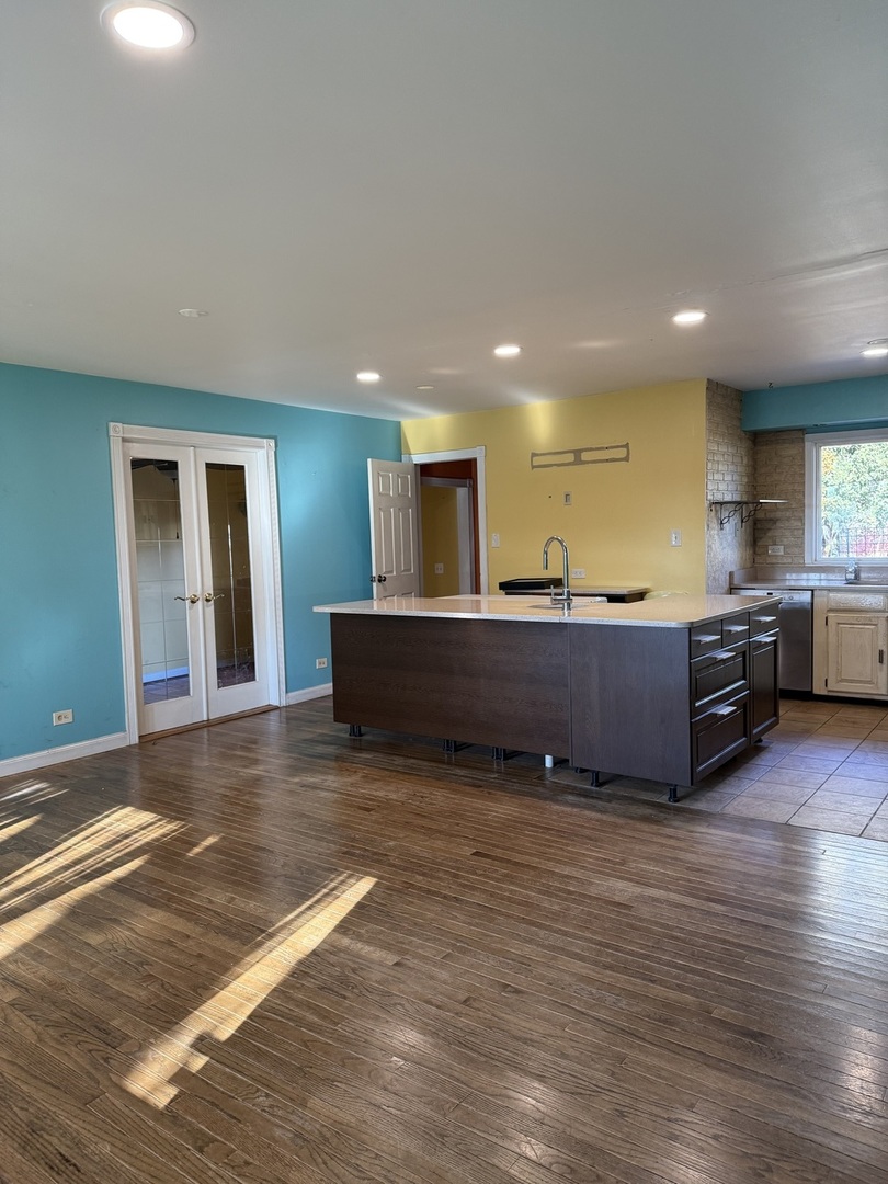 655 W Comstock Avenue, Elmhurst, IL 60126