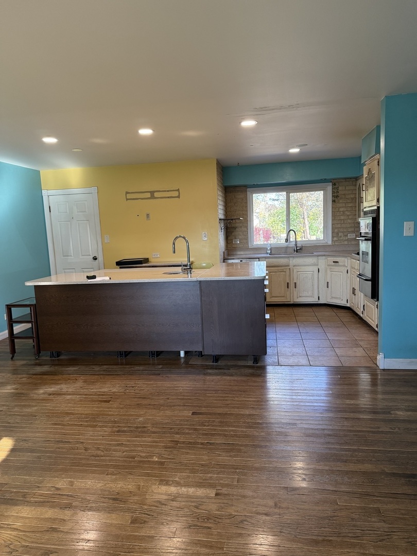 655 W Comstock Avenue, Elmhurst, IL 60126