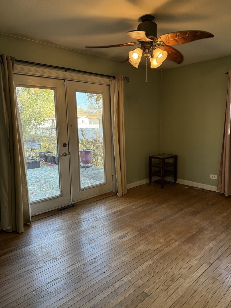 655 W Comstock Avenue, Elmhurst, IL 60126