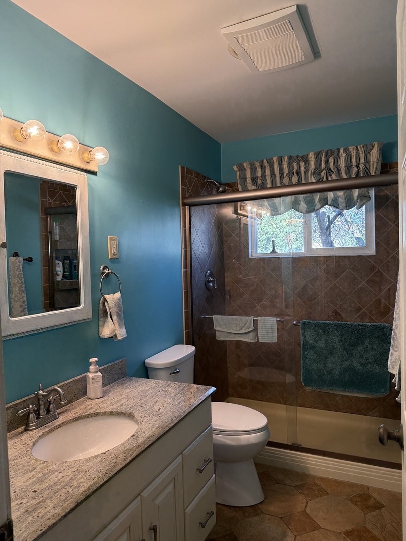 655 W Comstock Avenue, Elmhurst, IL 60126