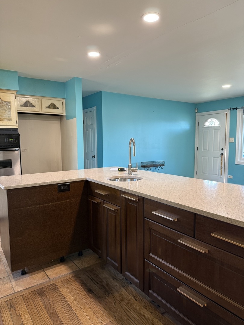 655 W Comstock Avenue, Elmhurst, IL 60126