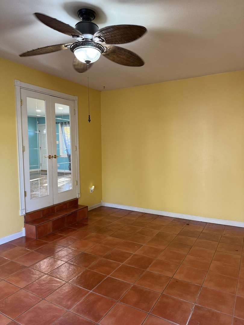 655 W Comstock Avenue, Elmhurst, IL 60126