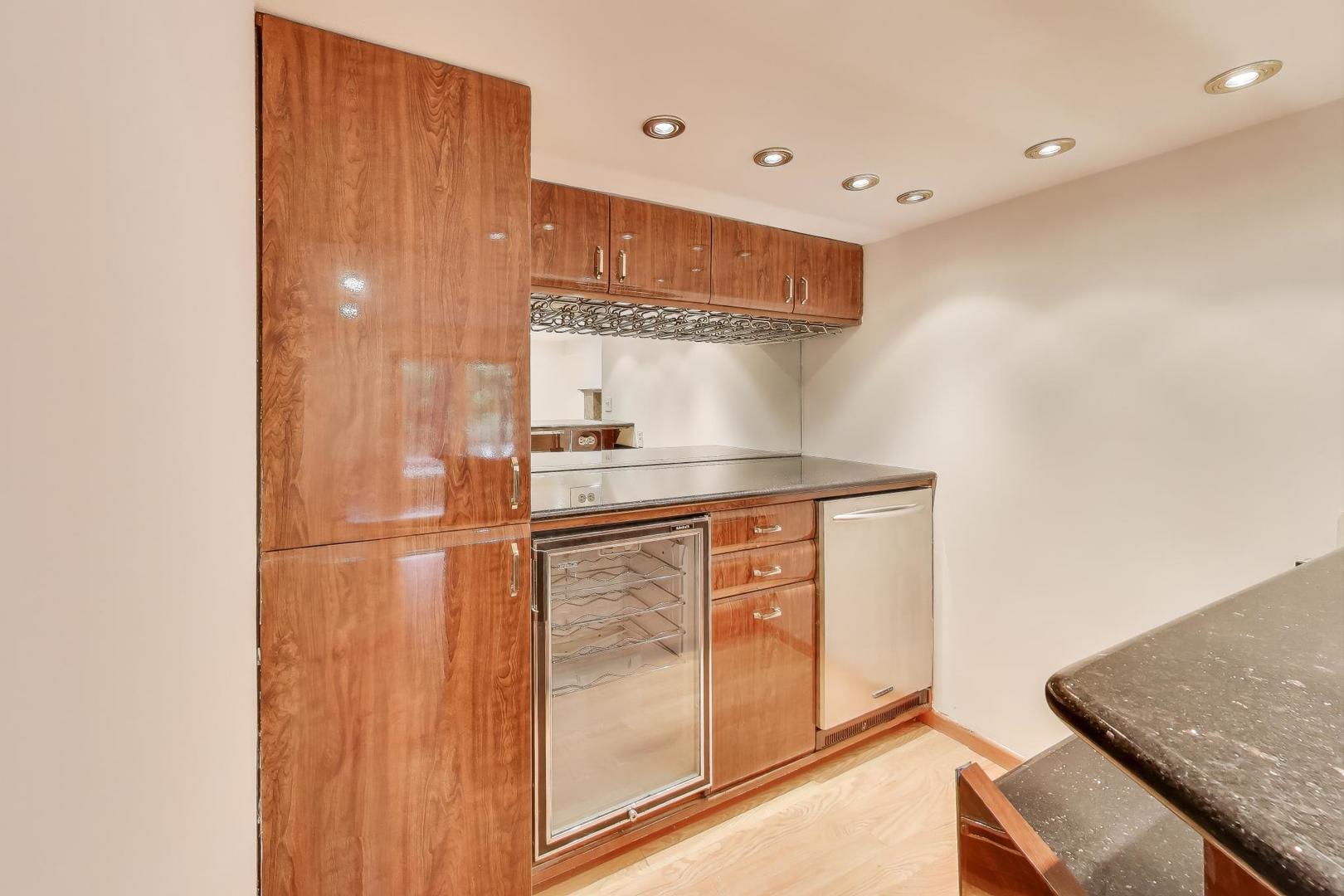 300 Boardwalk Place, Park Ridge, IL 60068