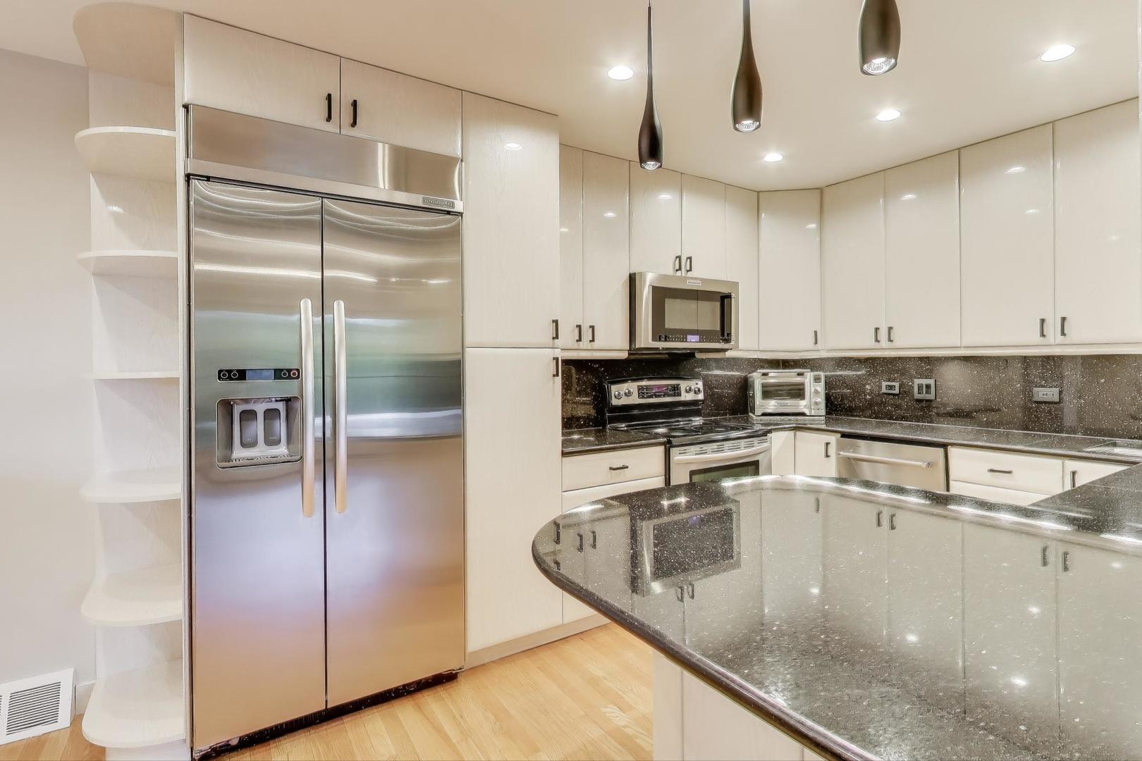 300 Boardwalk Place, Park Ridge, IL 60068