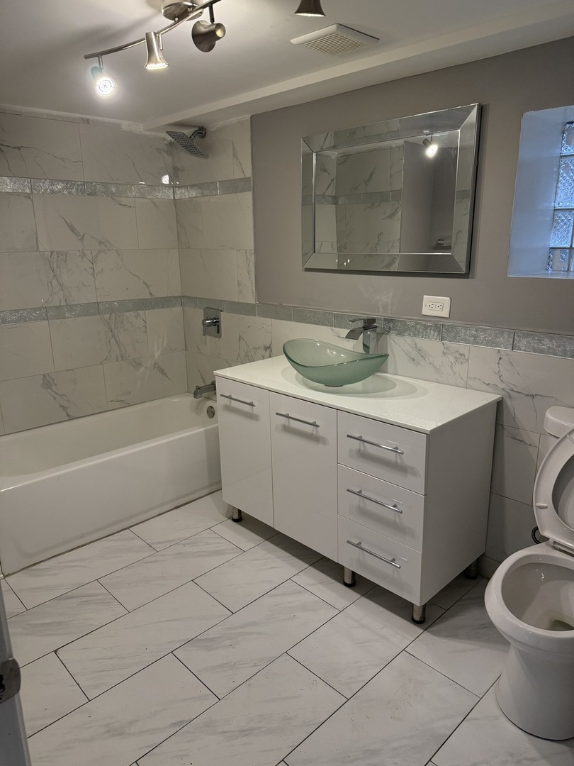 7806 S Rhodes Avenue, Chicago, IL 60619