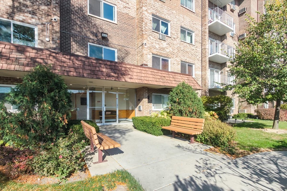 10373 Dearlove Road #4E, Glenview, IL 60025