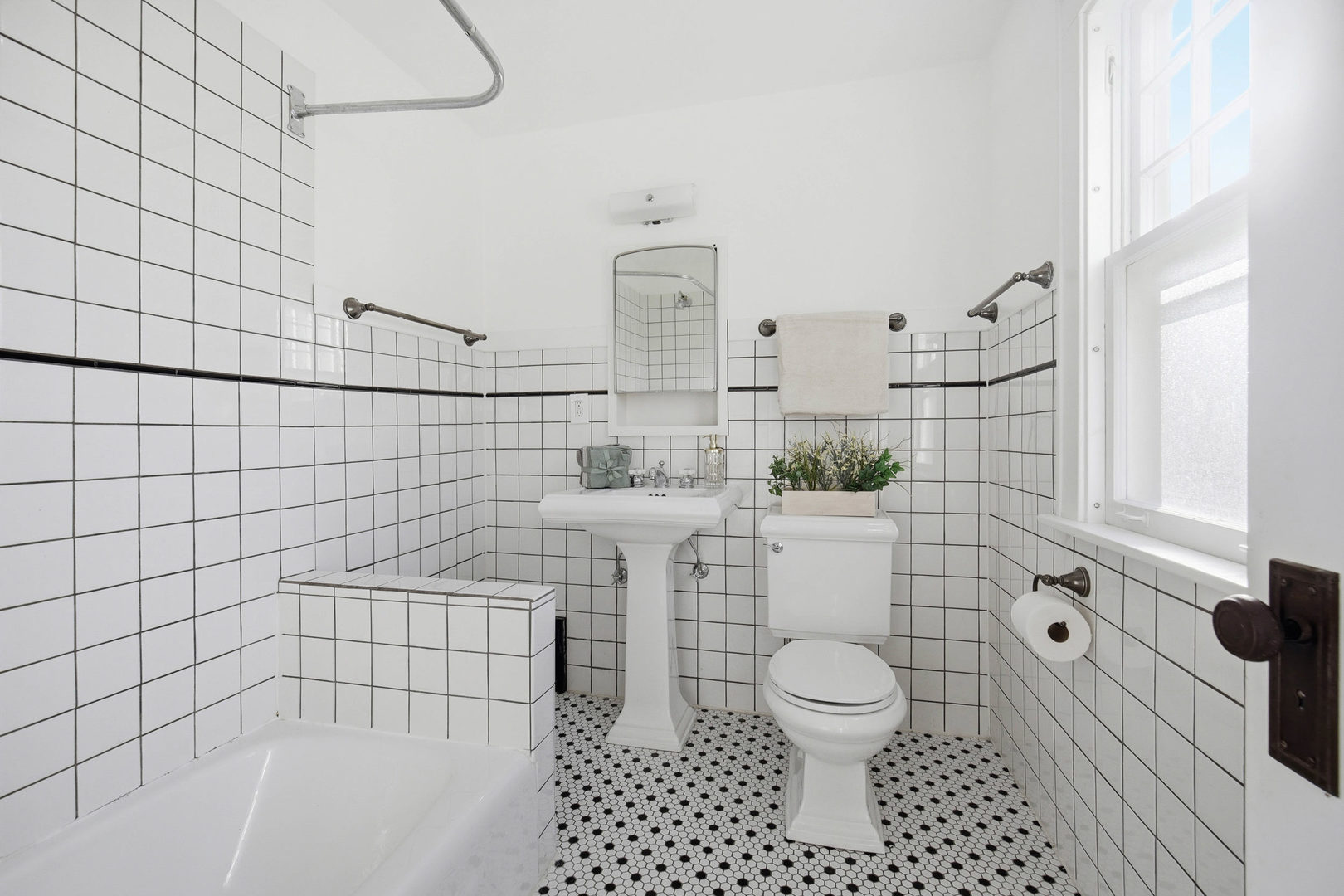 1489 E Algonquin Road, Des Plaines, IL 60016