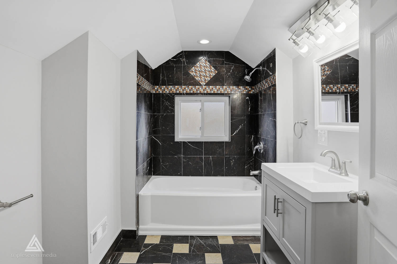 1301 N Waller Avenue, Chicago, IL 60651