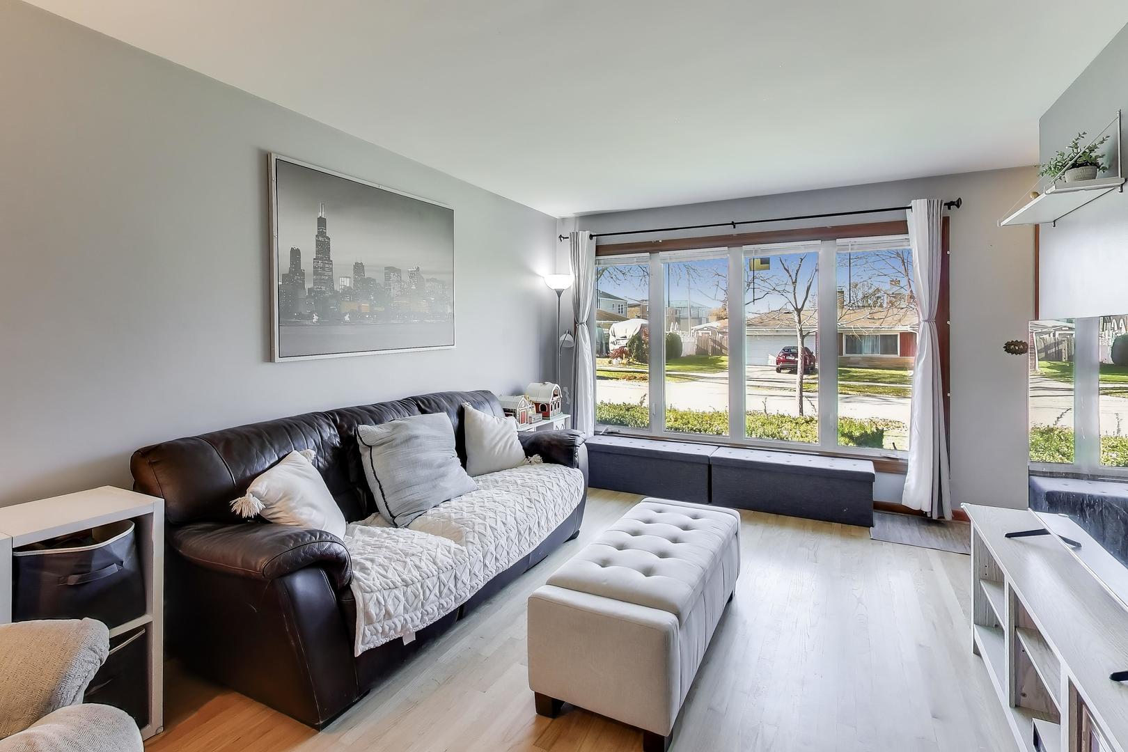 8049 N Osceola Avenue, Niles, IL 60714