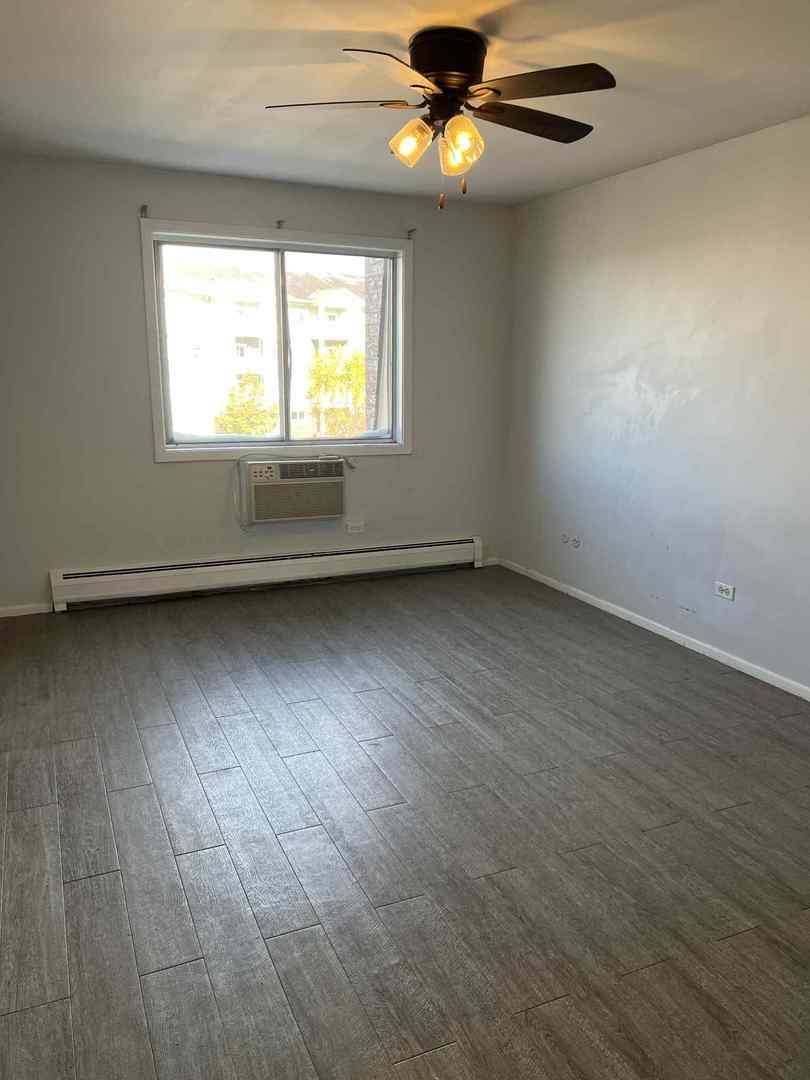 208 Shorewood Drive #3-2C, Glendale Heights, IL 60139