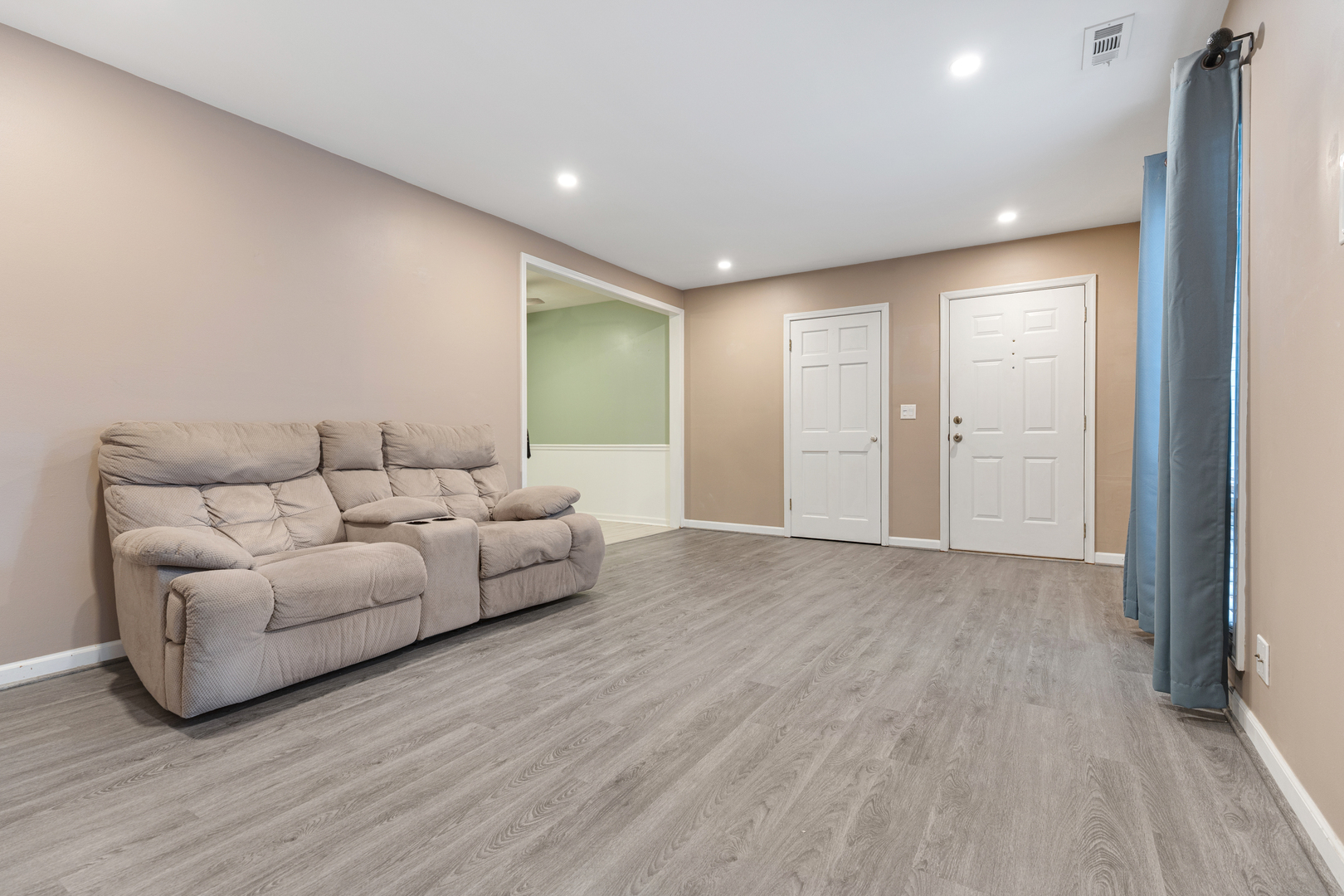 817 Wellington Avenue #817, Elk Grove Village, IL 60007