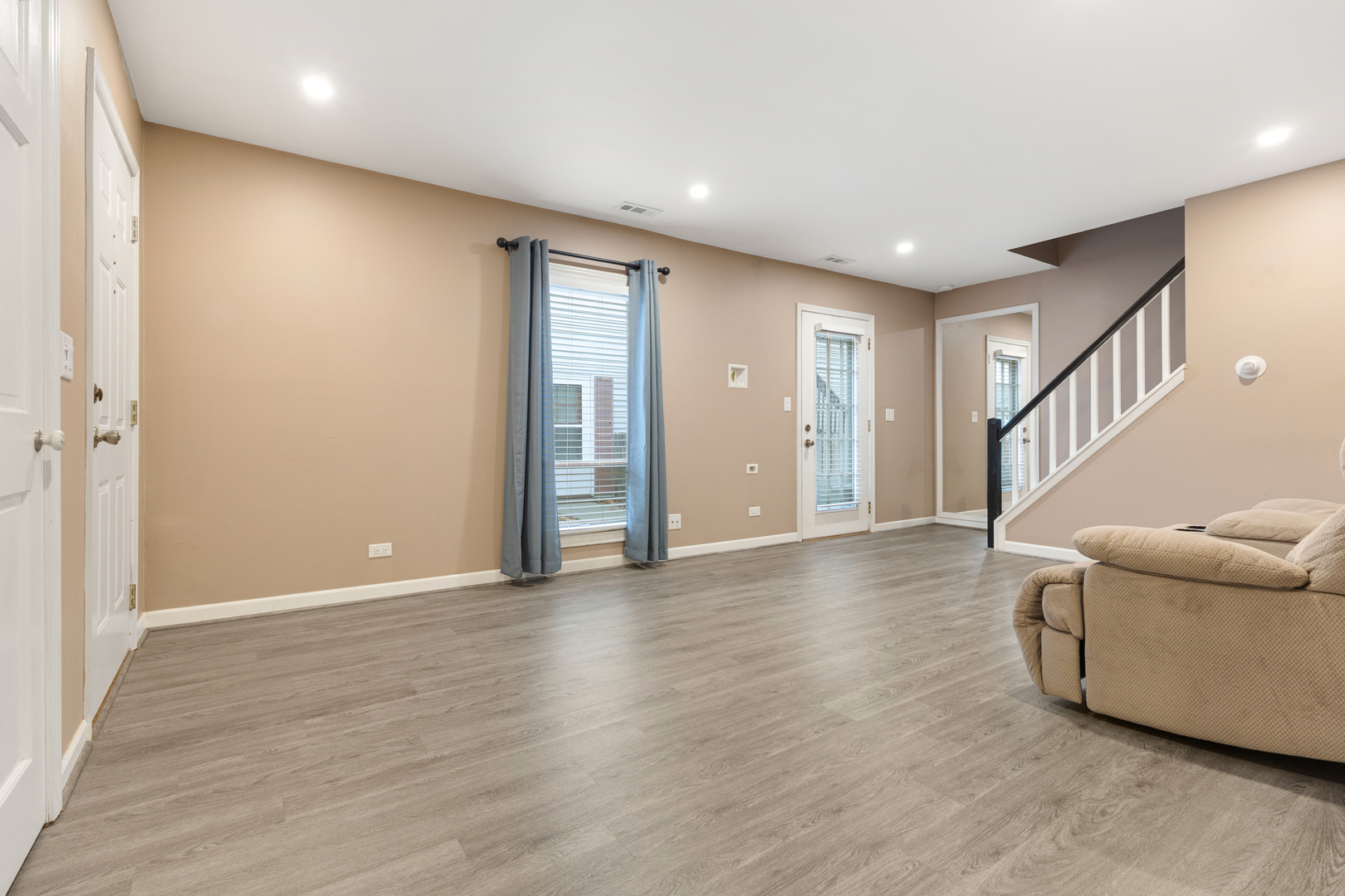 817 Wellington Avenue #817, Elk Grove Village, IL 60007