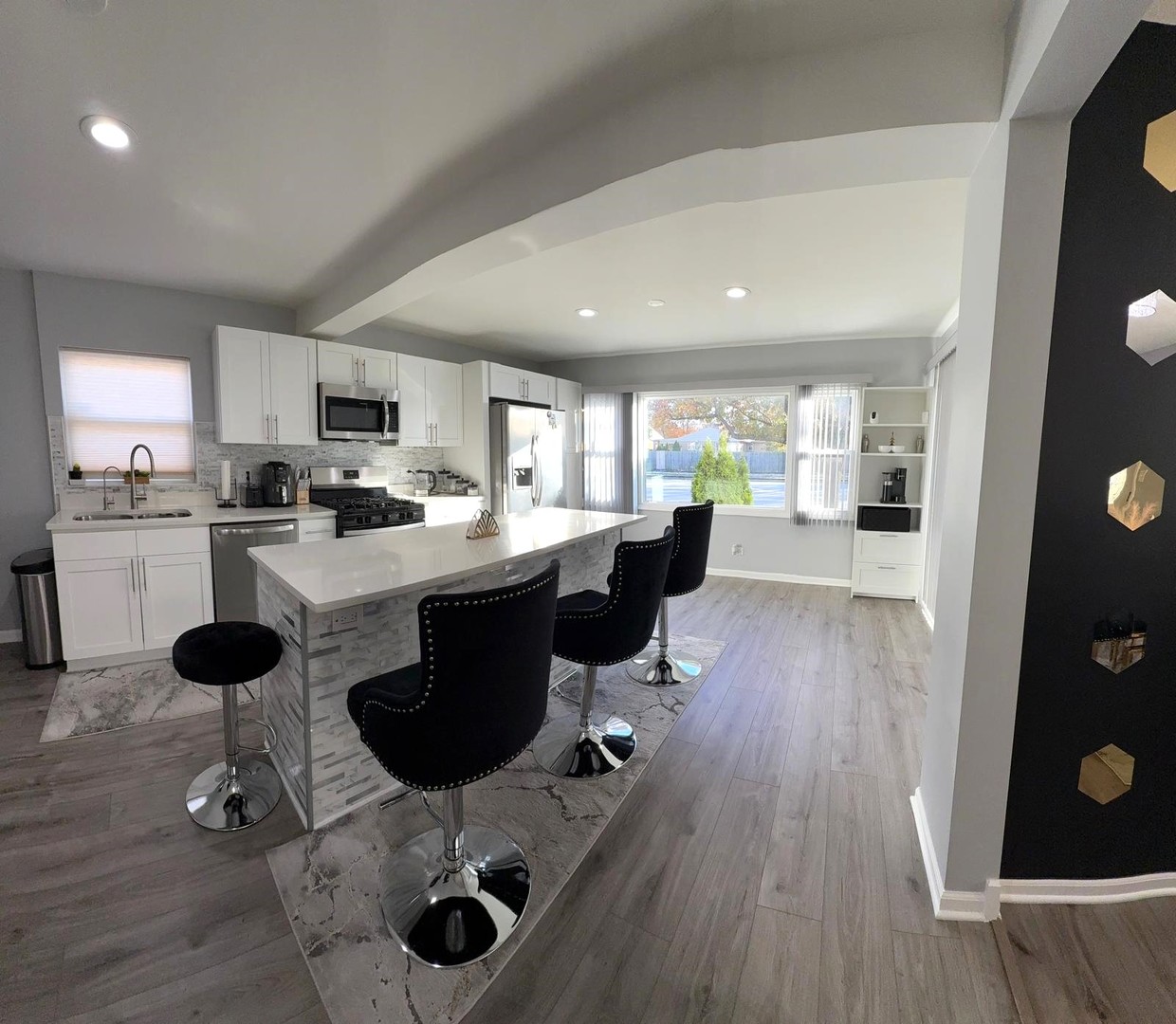 8001 N Elmore Street, Niles, IL 60714