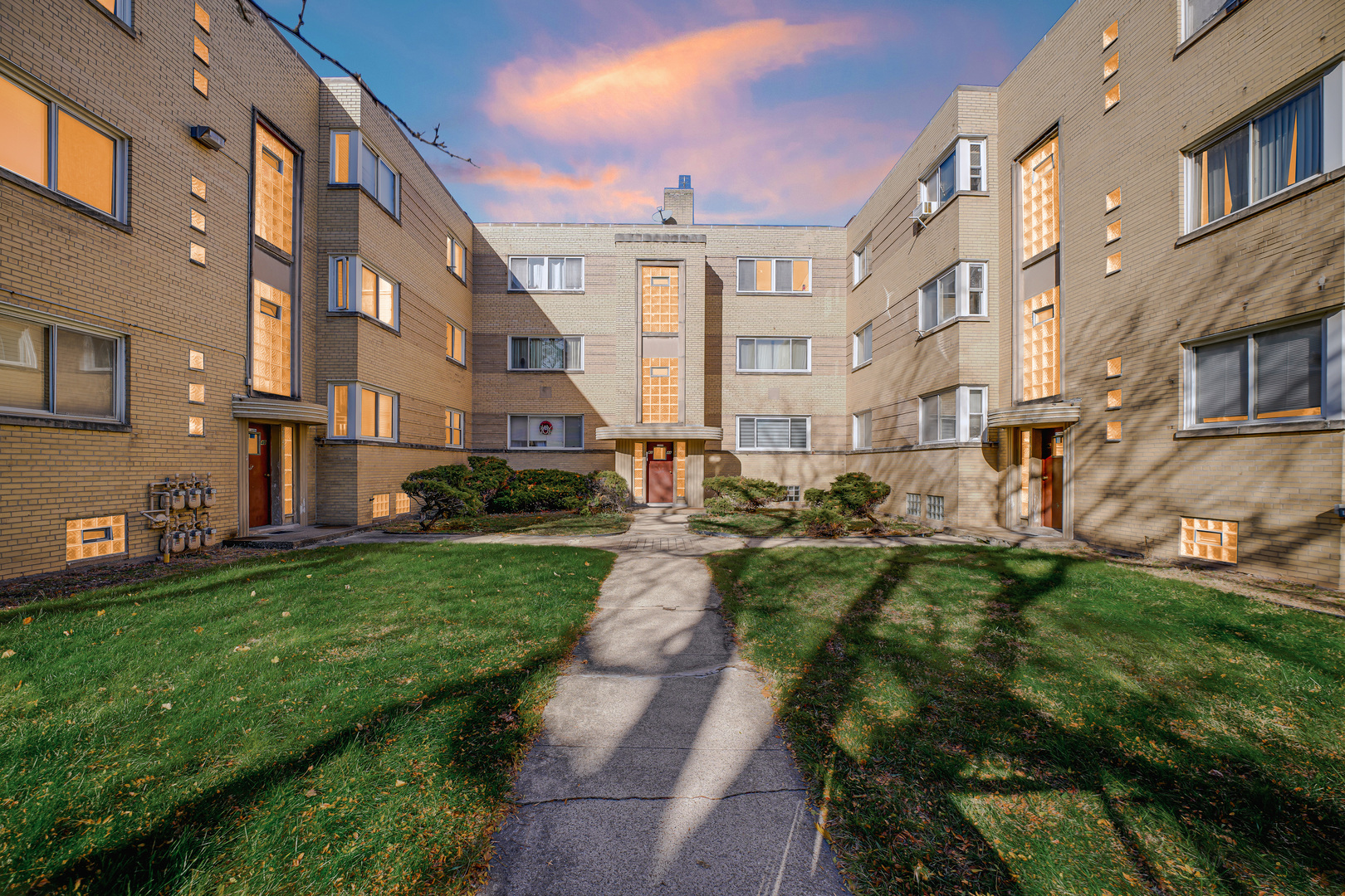 2046 E 72nd Place #2w, Chicago, IL 60649