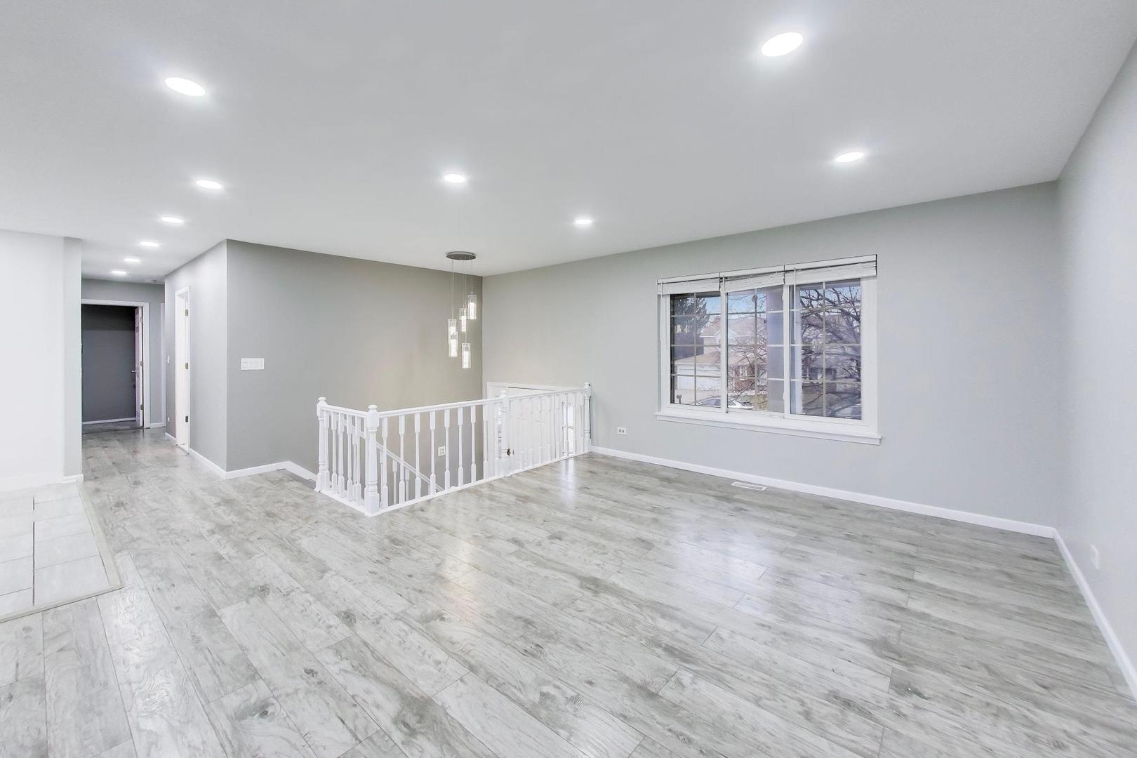 1239 Spring Valley Drive, Carol Stream, IL 60188