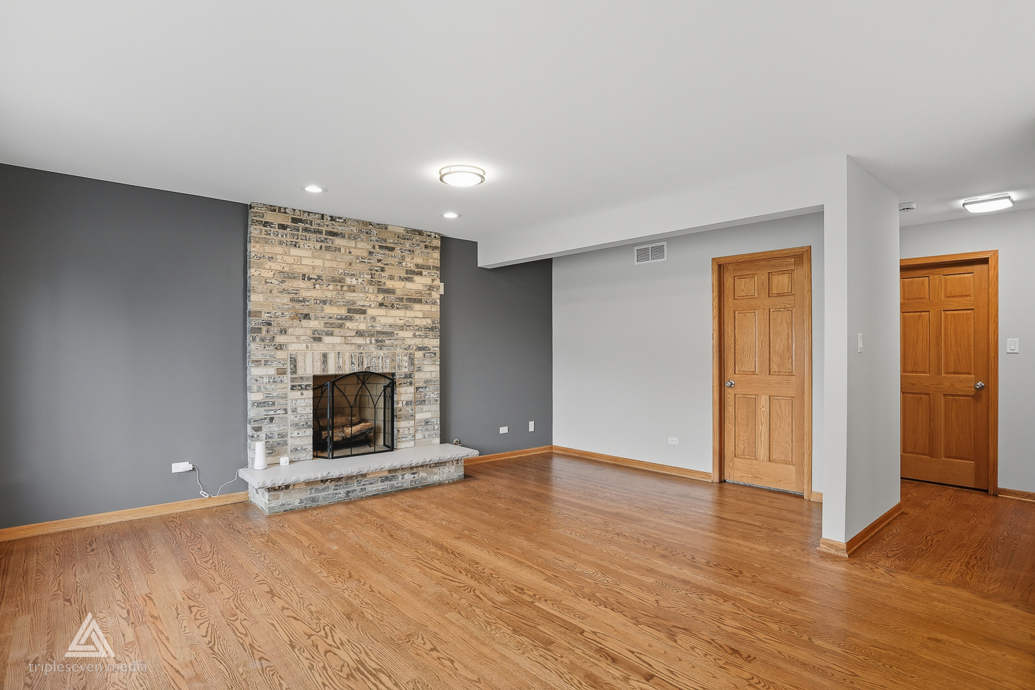 9704 W SHORE Drive, Oak Lawn, IL 60453