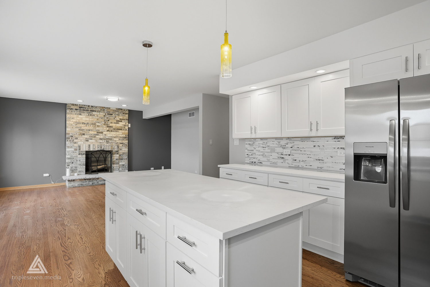 9704 W SHORE Drive, Oak Lawn, IL 60453