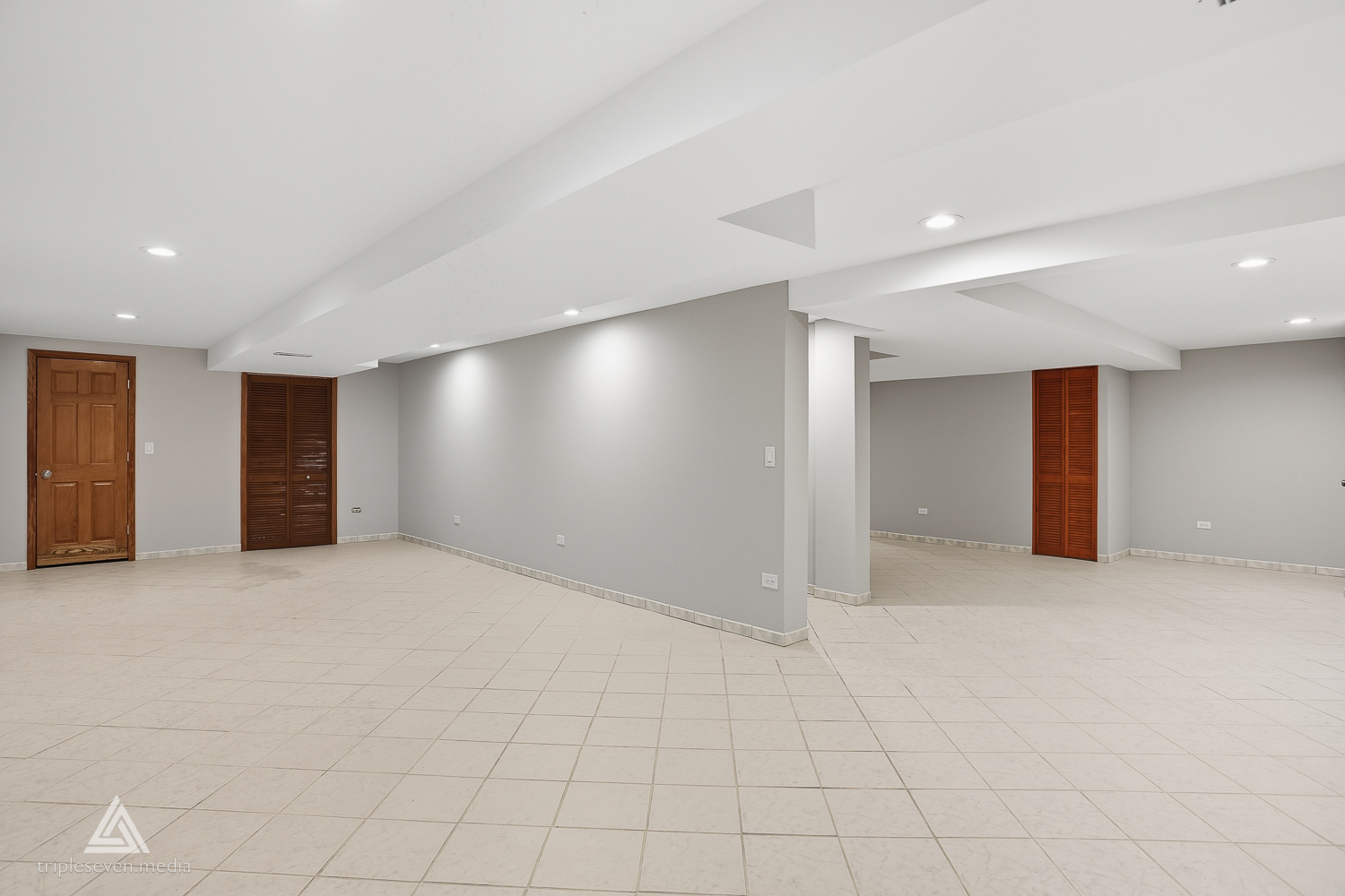 9704 W SHORE Drive, Oak Lawn, IL 60453