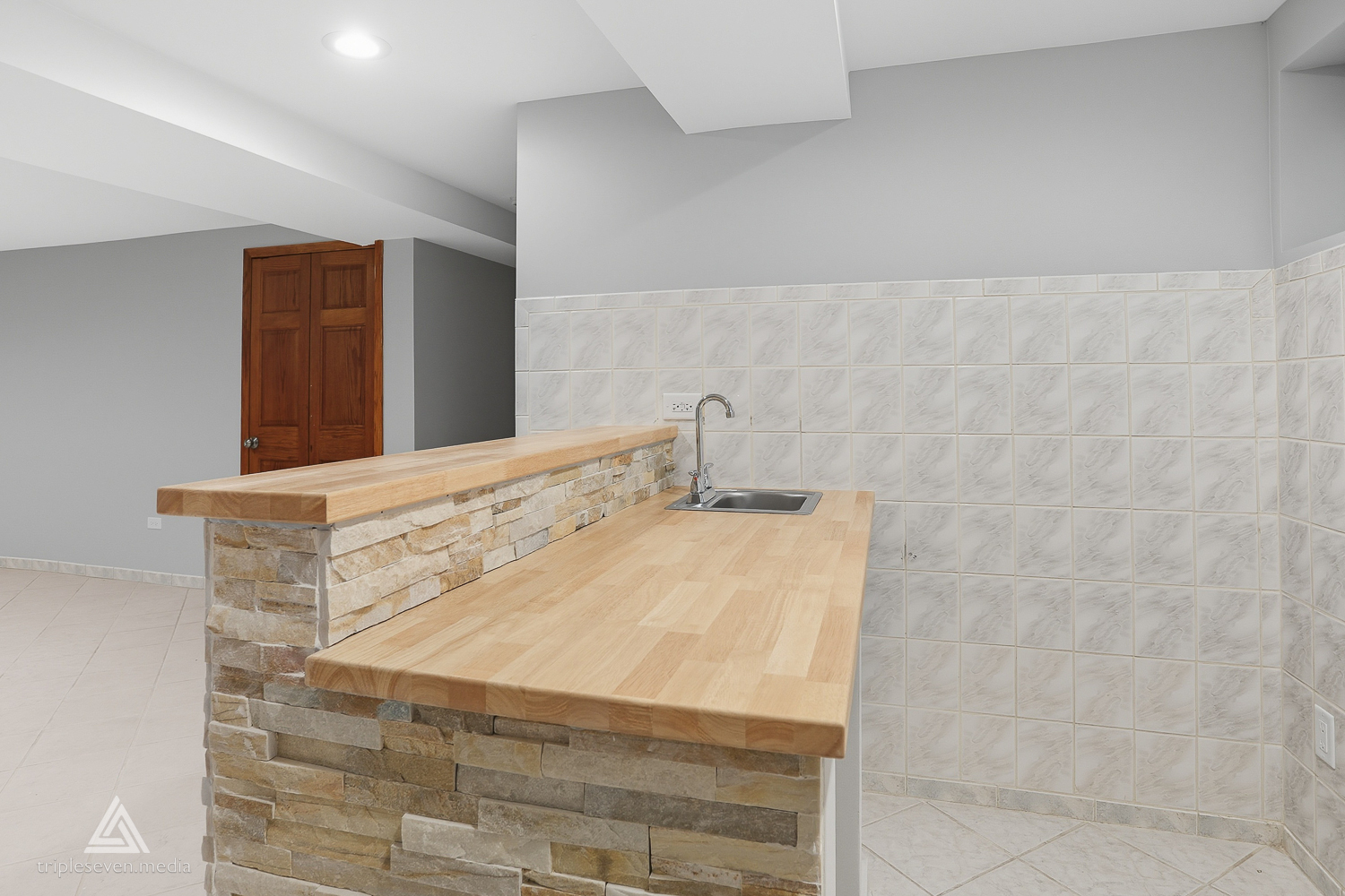 9704 W SHORE Drive, Oak Lawn, IL 60453