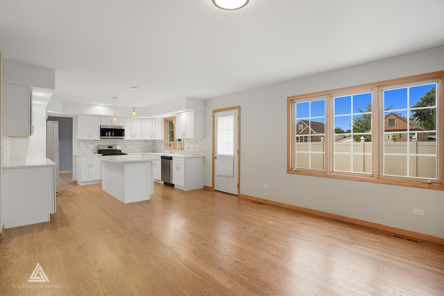 9704 W SHORE Drive, Oak Lawn, IL 60453