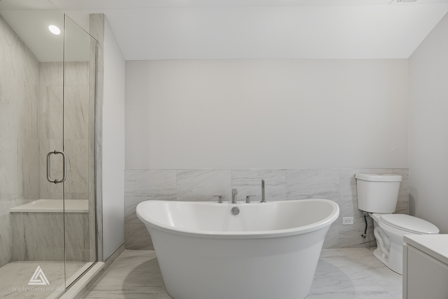 9704 W SHORE Drive, Oak Lawn, IL 60453