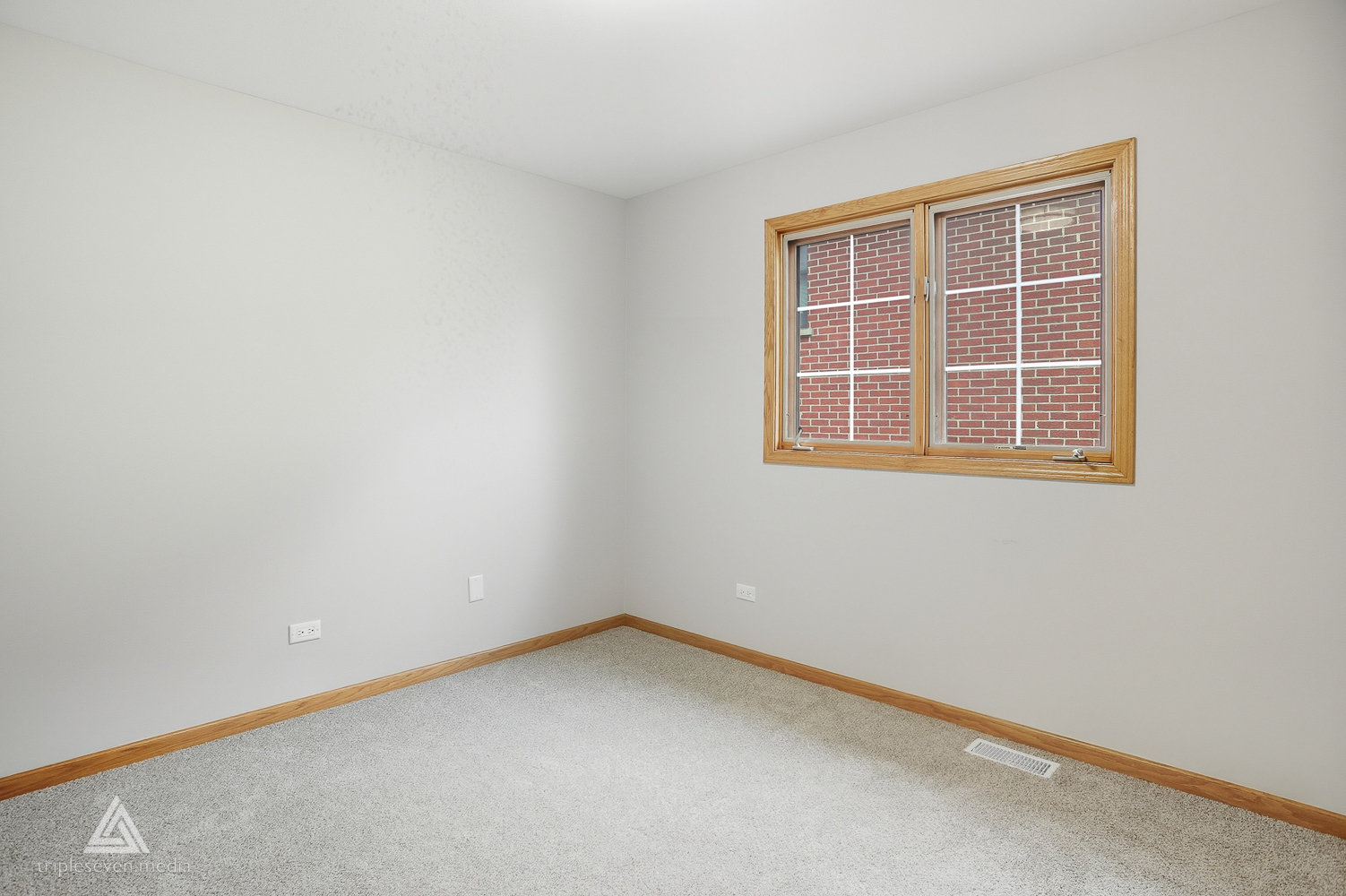 9704 W SHORE Drive, Oak Lawn, IL 60453