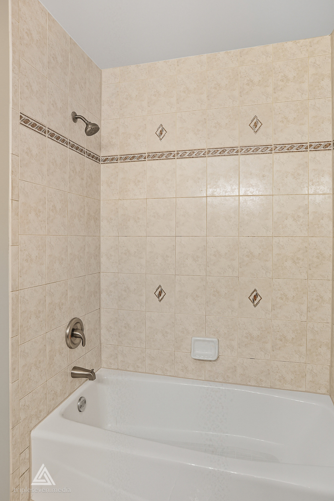 9704 W SHORE Drive, Oak Lawn, IL 60453