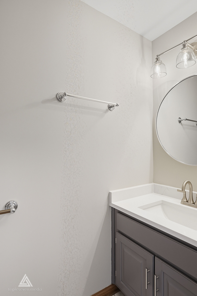 9704 W SHORE Drive, Oak Lawn, IL 60453