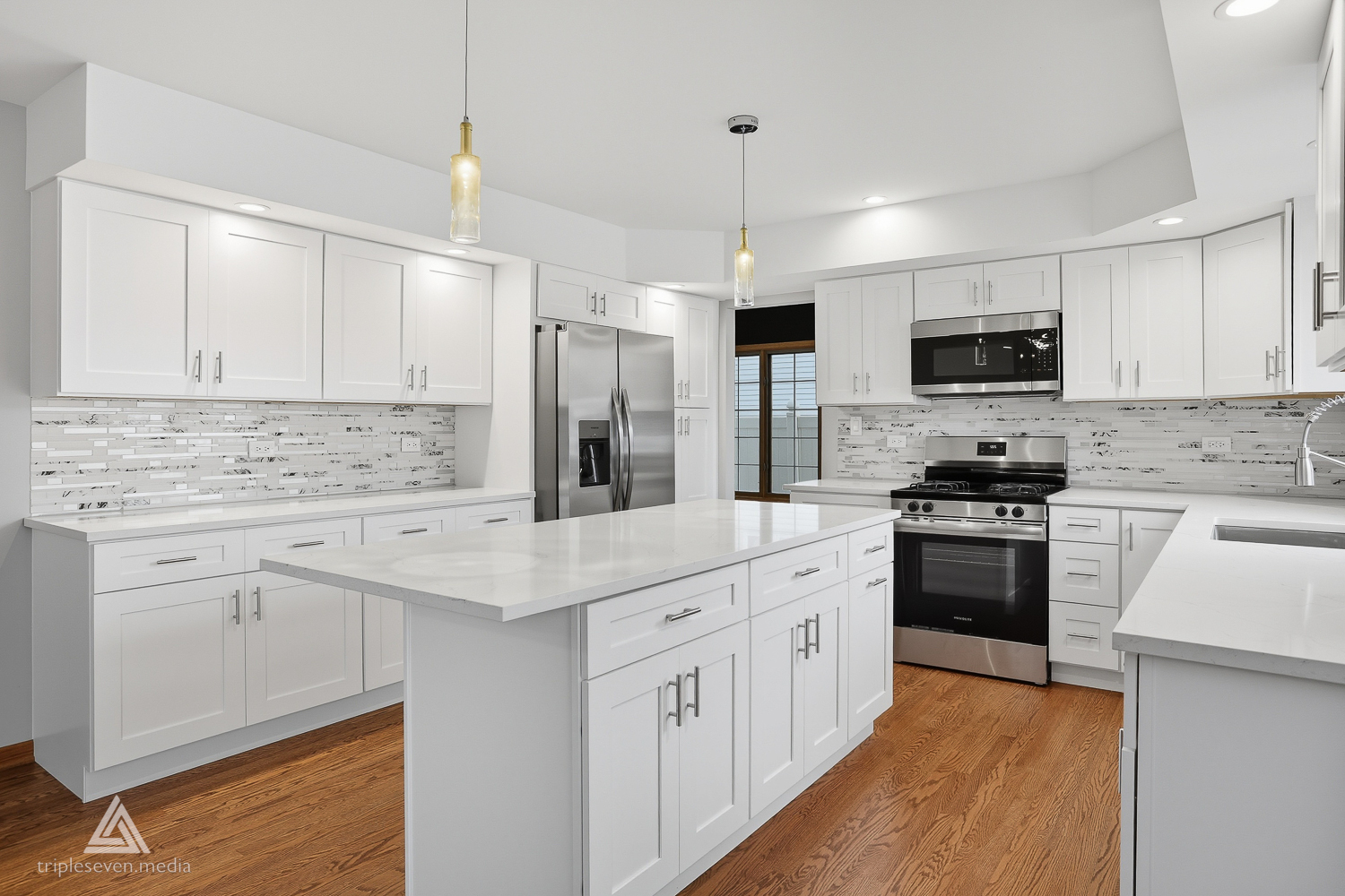 9704 W SHORE Drive, Oak Lawn, IL 60453