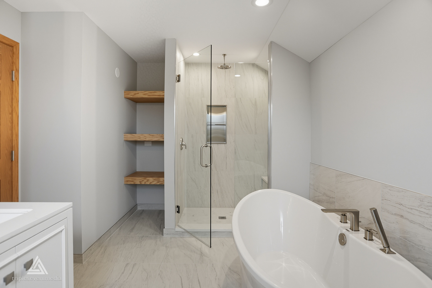 9704 W SHORE Drive, Oak Lawn, IL 60453