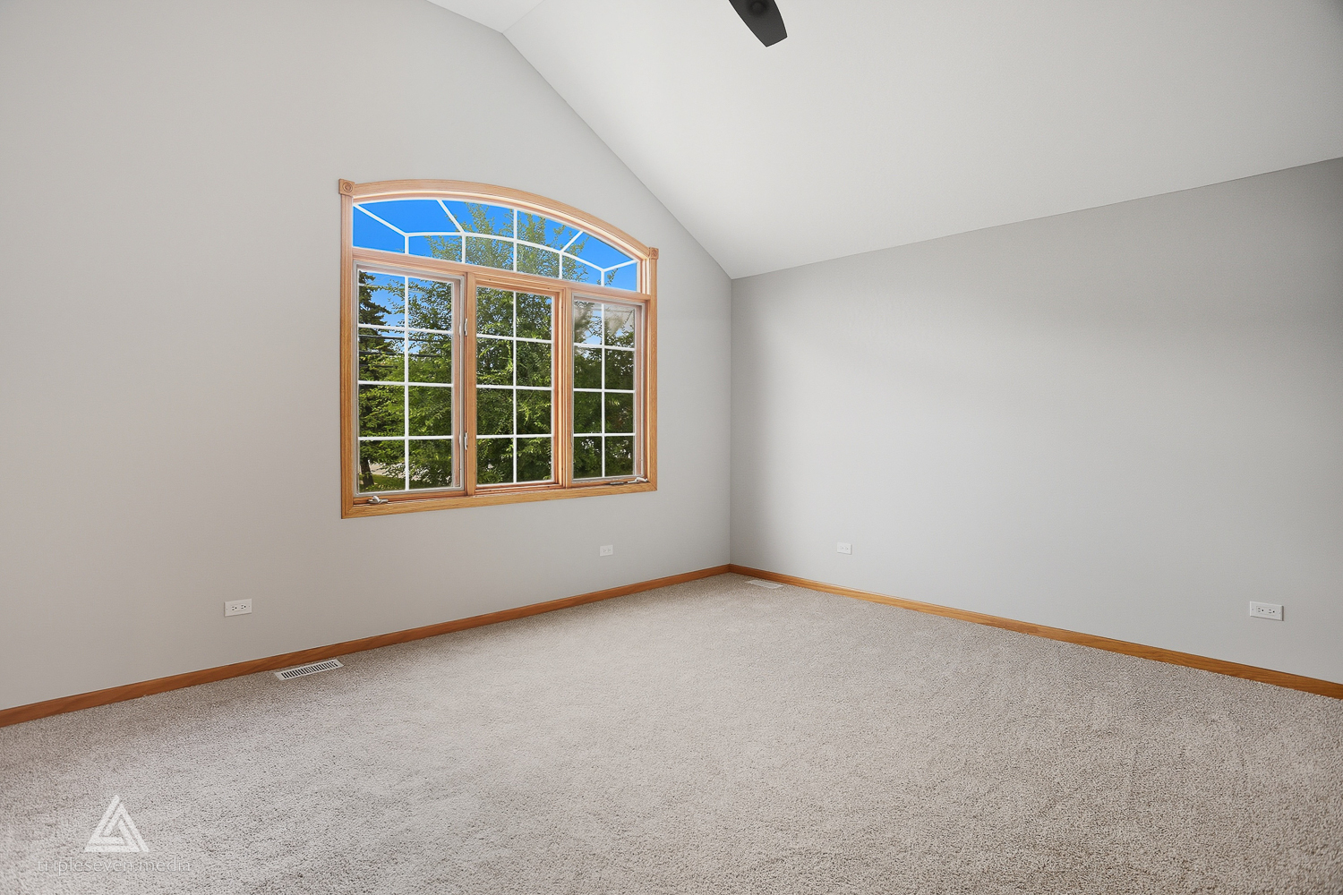 9704 W SHORE Drive, Oak Lawn, IL 60453