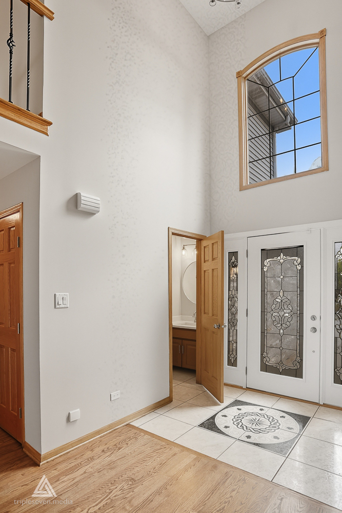 9704 W SHORE Drive, Oak Lawn, IL 60453