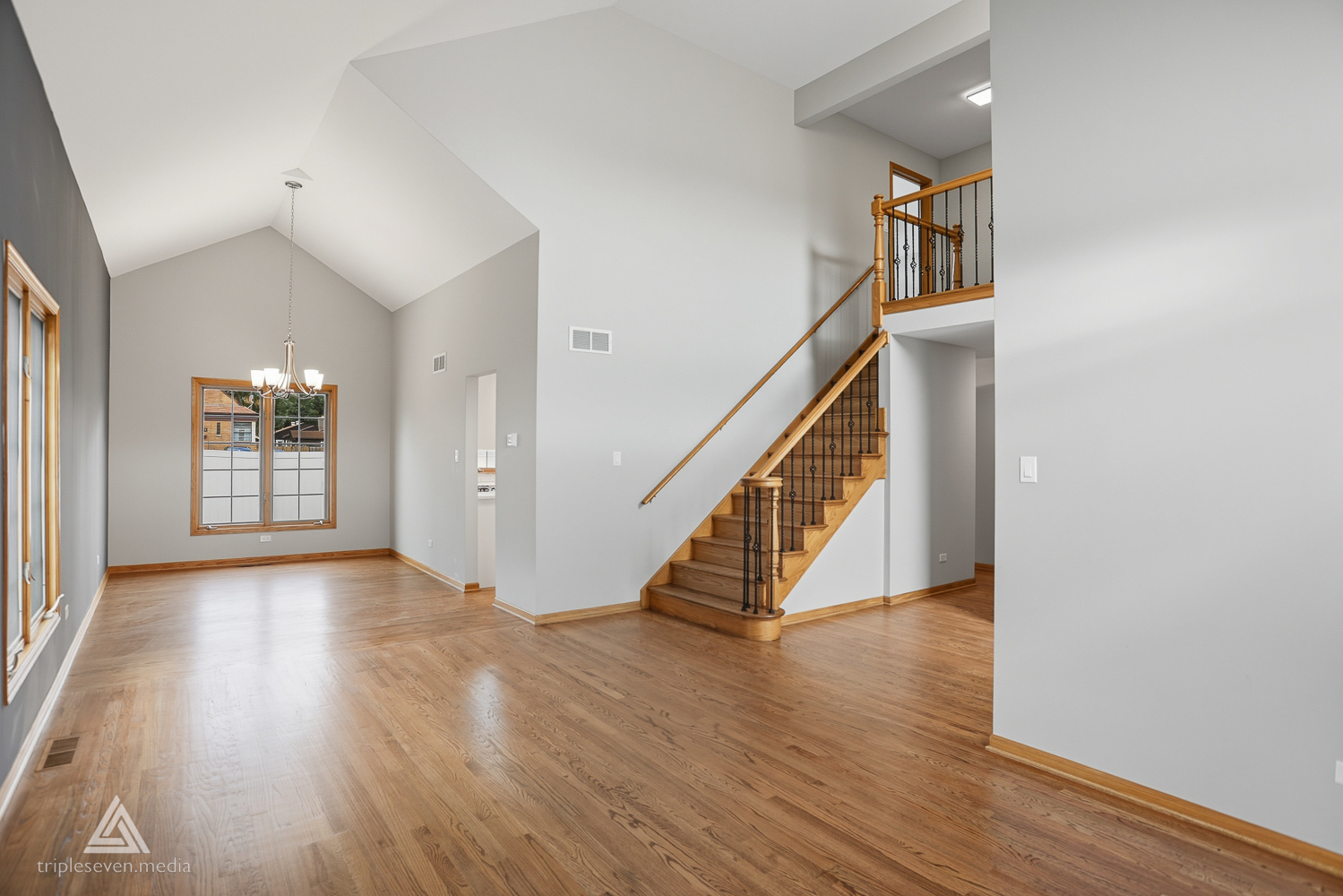 9704 W SHORE Drive, Oak Lawn, IL 60453