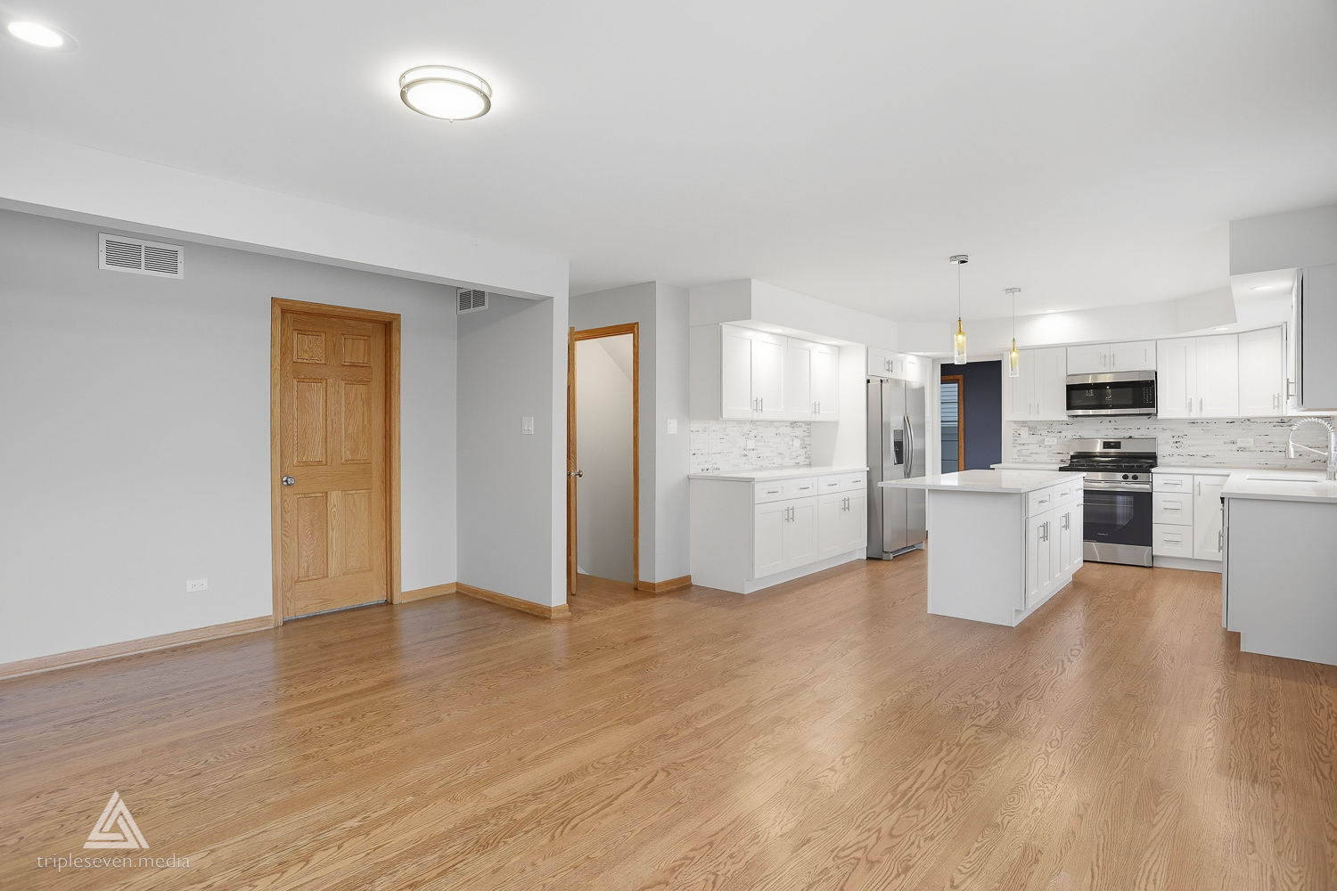 9704 W SHORE Drive, Oak Lawn, IL 60453