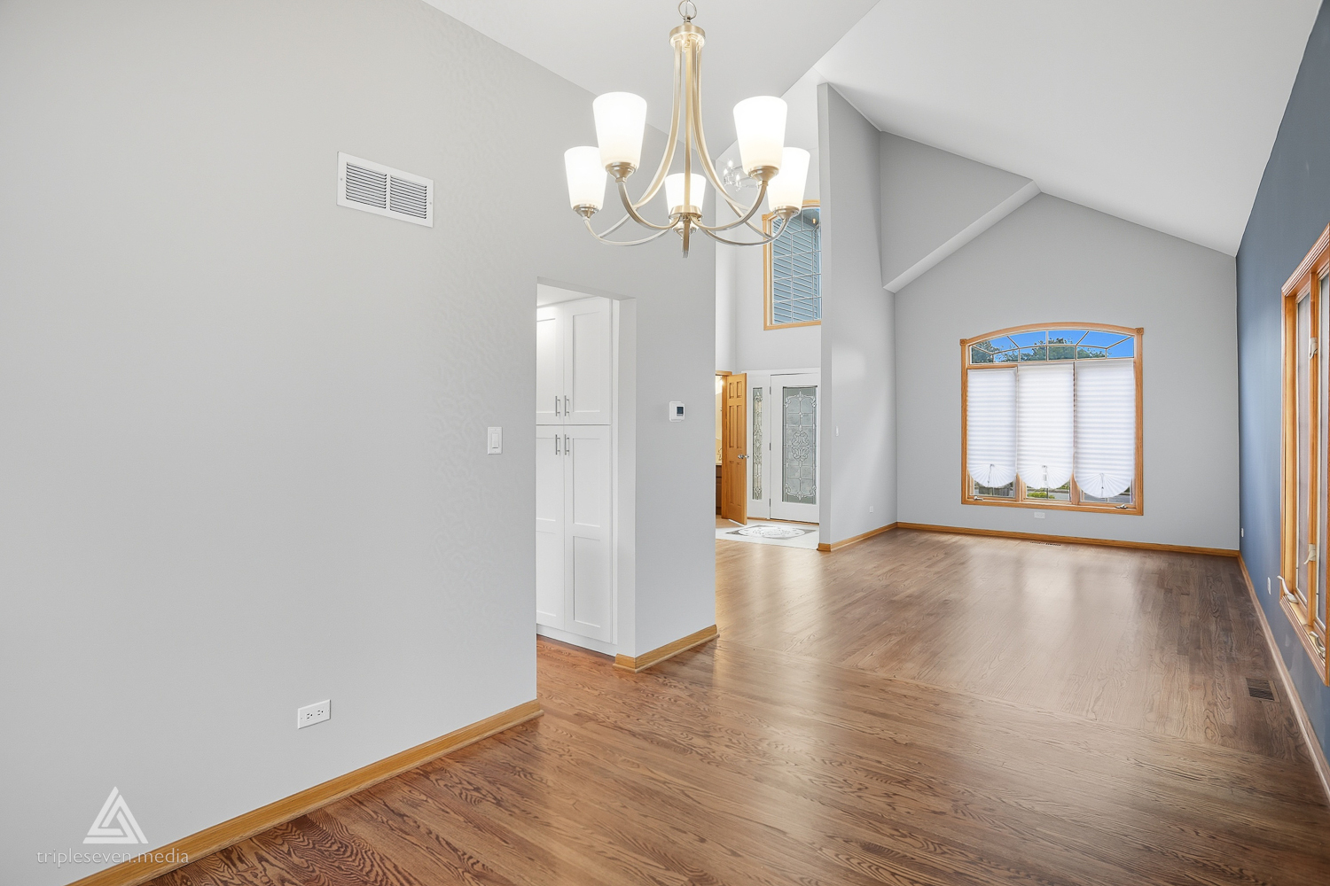 9704 W SHORE Drive, Oak Lawn, IL 60453