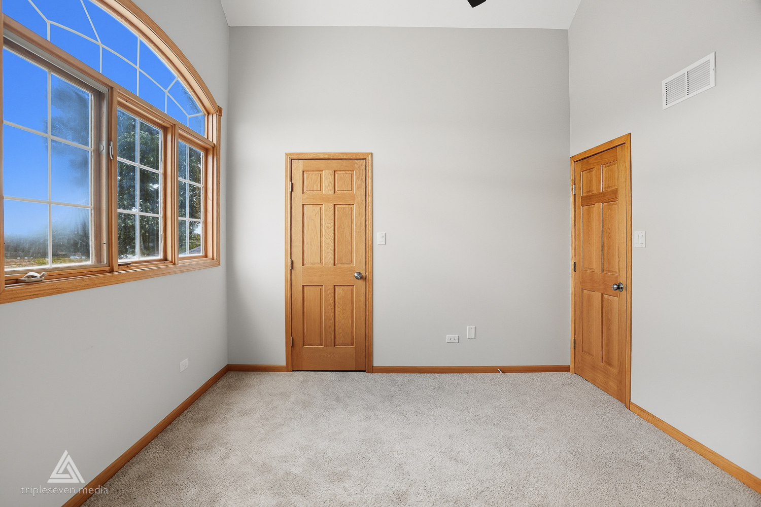 9704 W SHORE Drive, Oak Lawn, IL 60453